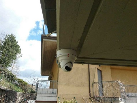 Telecamera IP HIKVISION con obbiettivo 180°